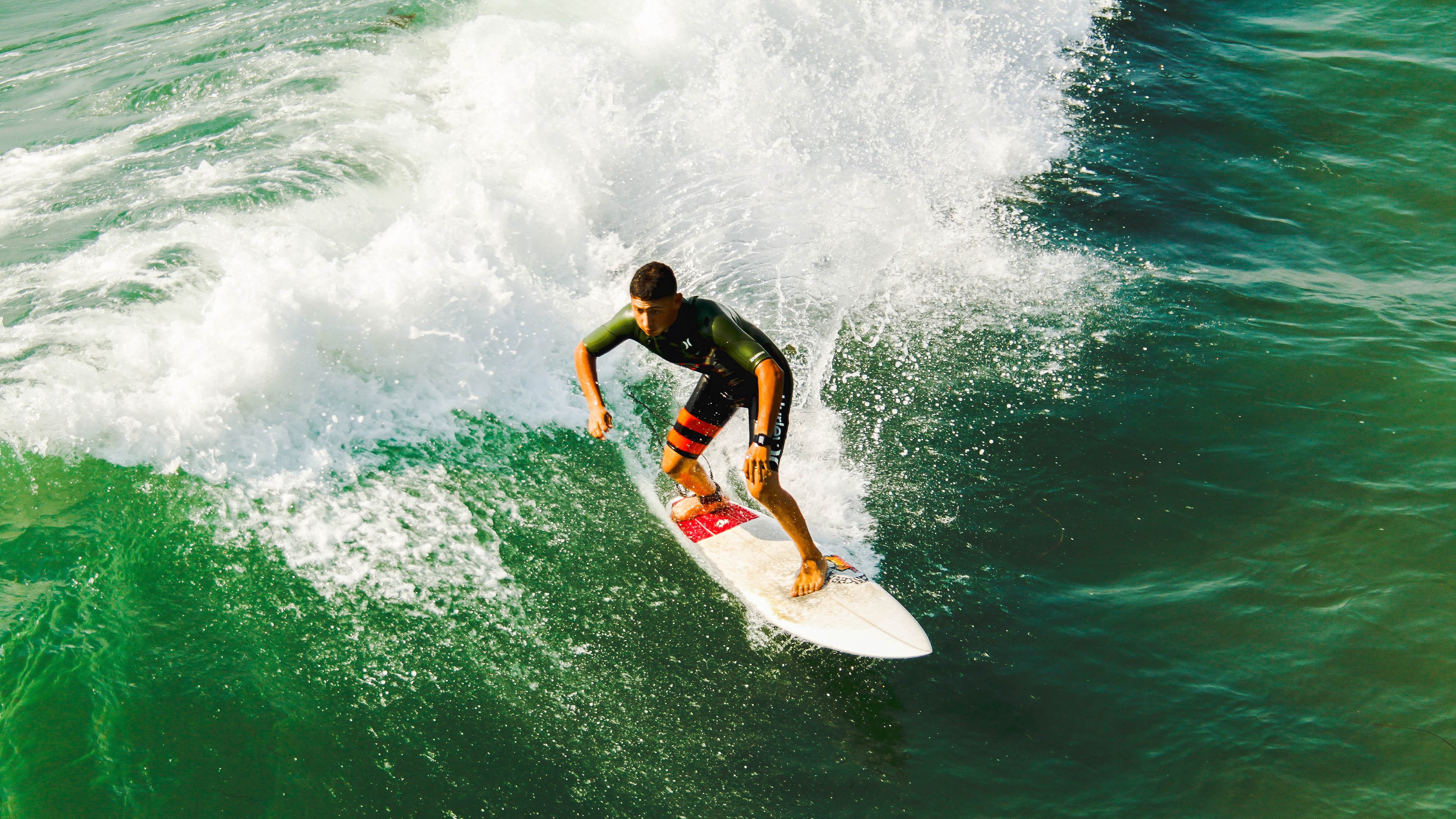 当F1引擎在阿布扎比咆哮，莫兰特在孟菲斯腾空，速度与重力的双重奏